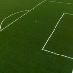 pole bramkowe na boisku